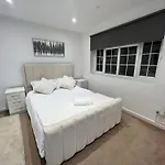 Premium Private Apartment Minutes To Central London