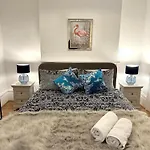 Elegant Apartment In London