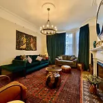 Impressive 5Br Family Home In Leafy