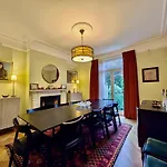 Impressive 5Br Family Home In Leafy