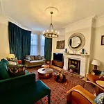 Impressive 5Br Family Home In Leafy