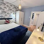 Three Bedroom Apartment Near Thomas River