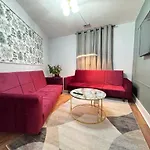 Three Bedroom Apartment Near Thomas River