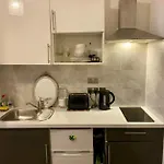 Modern Studio Apartment Sleeps 4 People Opposite Westfield Shepherds Bush