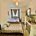 Modern Studio Apartment Sleeps 4 People Opposite Westfield Shepherds Bush