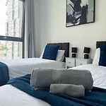 Luxury 2 Bed 2 Bath 1 Min From Station