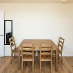 2Bd London Flat - City Buzz & Parkside Serenity