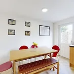 4 Bedroom Family Home On Piccadilly Line