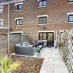 4 Bedroom Family Home On Piccadilly Line