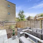 4 Bedroom Family Home On Piccadilly Line