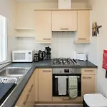 2Bd London Flat - City Buzz & Parkside Serenity