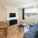 2Bd London Flat - City Buzz & Parkside Serenity