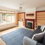 Spacious 4Bd Home Near Gatwick & Ldn Links