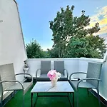 Newly Renovated Kensington 2 Bedroom Apartment With Balcony Near Harrods Sleeps 6, 2 Min Walk From Station