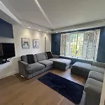 Wandworth, South London Deluxe King Room 2