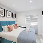 Minimalist Studio Bliss With Refreshing Ambiance