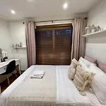 Beautiful Garden View Apartment London