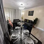 Posh 2 Bedroom Living Room Kitchen 2 Bathroom