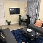 Posh 2 Bedroom Living Room Kitchen 2 Bathroom