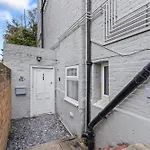 Charming 2-Bed Flat With Garden In London