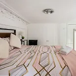Quiet Terraced Apartment For Relaxing Escapes