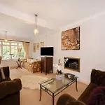 5 Bed Home With Private Parking - 25 Mins To Central London