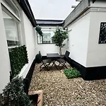 Stunning Newly Refurbished Studio With A Private Courtyard To Enjoy!