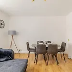 Spacious Two Bedroom Apartment In Battersea, Free Parking
