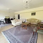 Bright & Spacious House Near Central London