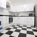 Bright & Spacious House Near Central London