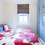 Private Homely Bedroom In Kensington R1
