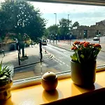 A Lovely 1 Bedroom Flat / Modern-Cosy