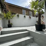 Stylish Garden-Level Flat In Chiswick