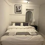 Stylish Garden-Level Flat In Chiswick