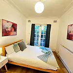 Lovely Ground Floor Home With High Ceiling And A Private Garden By Earl\'S Court Station