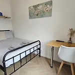 Newly Renovated Studios & Ensuite Rooms! - Camberwell