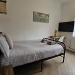 Newly Renovated Studios & Ensuite Rooms! - Camberwell