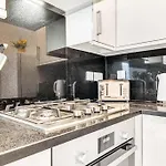 Luxaway Holland Park Studio With Ac - Sleeps 8