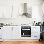 Modern Cosy 2 Bedroom House In Tooting