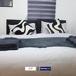 2 Bedroom Flat By Hush Haven Homes Short Lets And Serviced Accommodation With Garden & Free Parking Near Excel, Lcy Airport