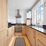Modern 2 Bed 2 Bathroom Clapham