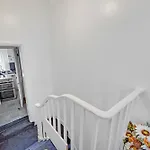 Cosy & Comfy Tottenham Apartment Sleeps 4