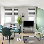 Last-Minute Offers ! Limited Time L Exclusive Deal On 2 Bedroom, High Spec Luxury Flat By Finesse Stays Short Lets & Serviced Accommodation London With Free Wifi