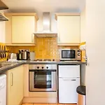 St 1 - Newly Refurbished Studio Flat - Close To Tube 1-2 Mins