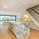 Luxury Shawfield Apartment In London