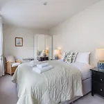Spacious Flat Near Victoria And Warwick Square