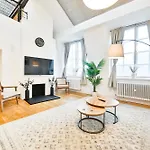 Light And Airy Central London Apartment