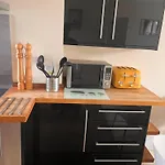 Spacious 2 Bedroom Fulham Queens Club, London