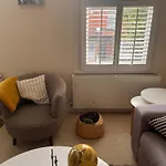 Spacious 2 Bedroom Fulham Queens Club, London