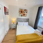 Impeccable 2-Bed Apartment In Central London
